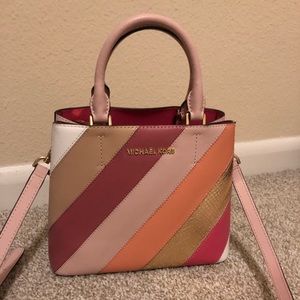 Michel Kors crossbody bag in pink.